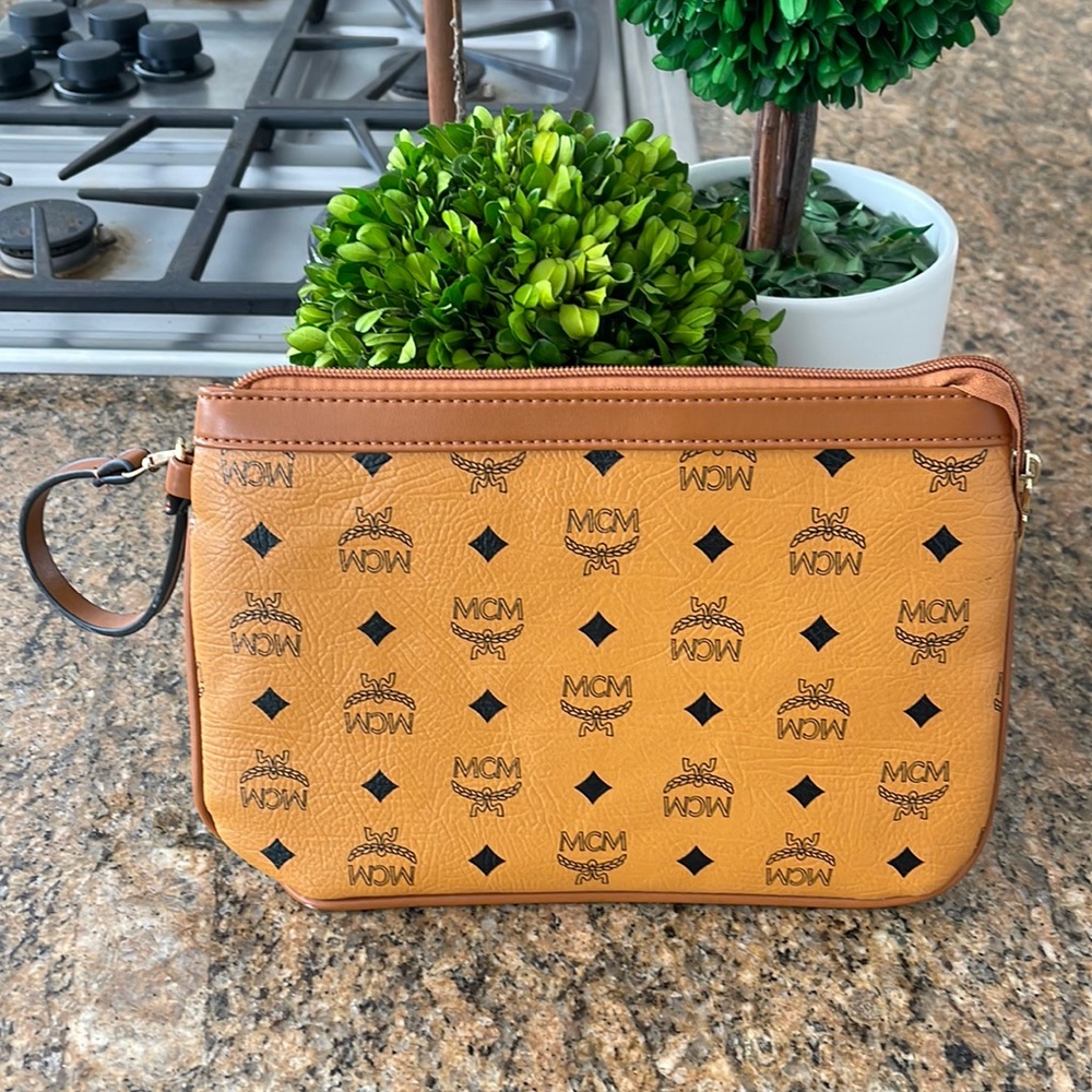 Clutch or wristlet